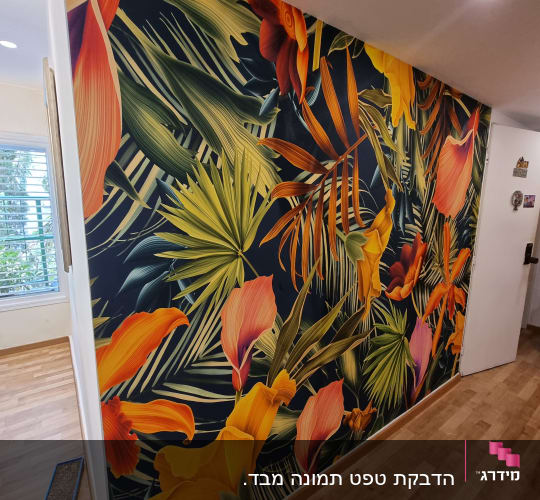 טפט פרחים טרופיים צבעוניים על קיר
